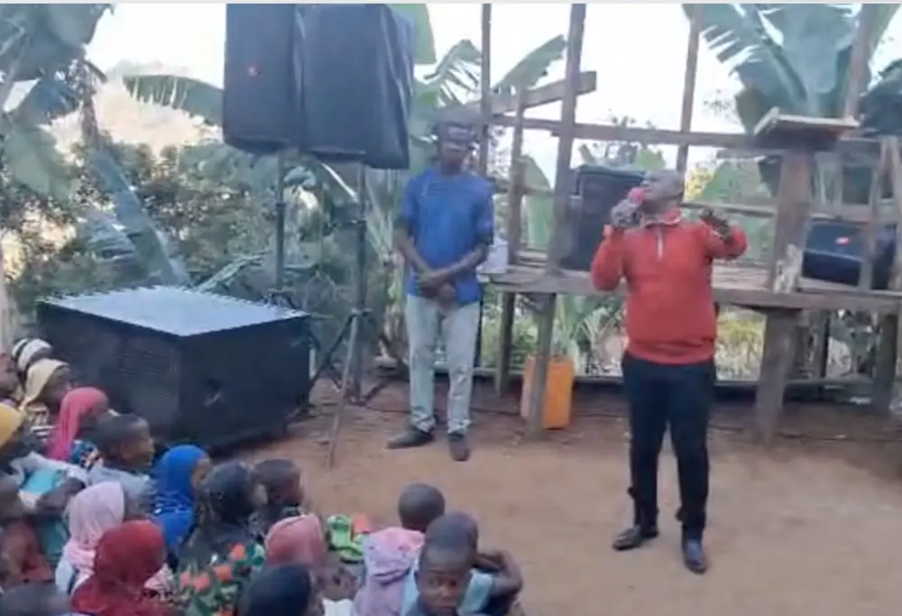 Mwinjilisti akihubiri katika mkutano