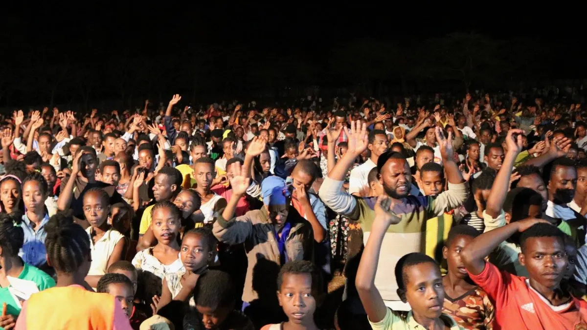 Watu wakiwa katika mkutano wa Injili