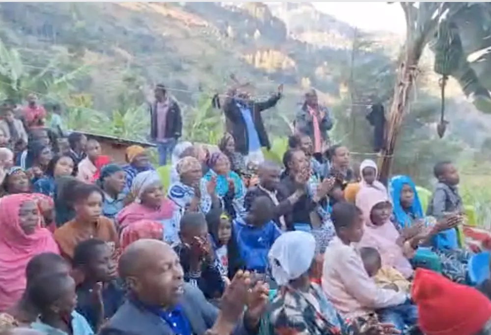 Watu wakishiriki katika mkutano wa Injili